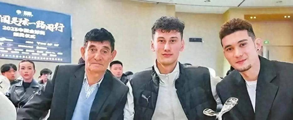 芒果体育-拜合拉木哥哥：捡瓶子卖苞米，放